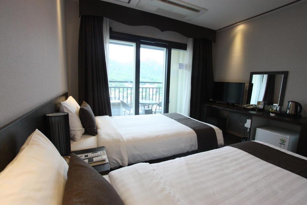 Postel nebo postele na pokoji v ubytování CS Premier Hotel