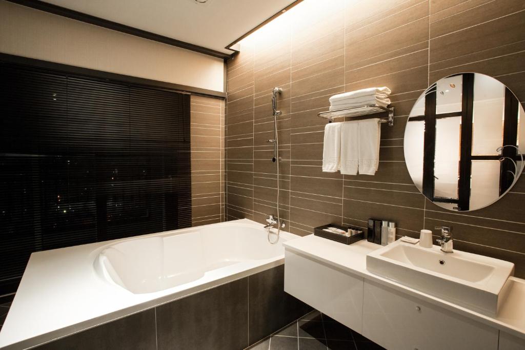 Koupelna v ubytování CS Premier Hotel