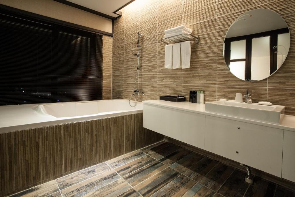 Koupelna v ubytování CS Premier Hotel