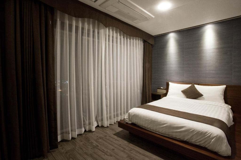 Postel nebo postele na pokoji v ubytování CS Premier Hotel
