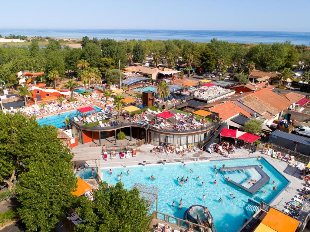 an overhead view of a large swimming pool at a resort at VILLAGE CLUB LES SABLONS in Portiragnes