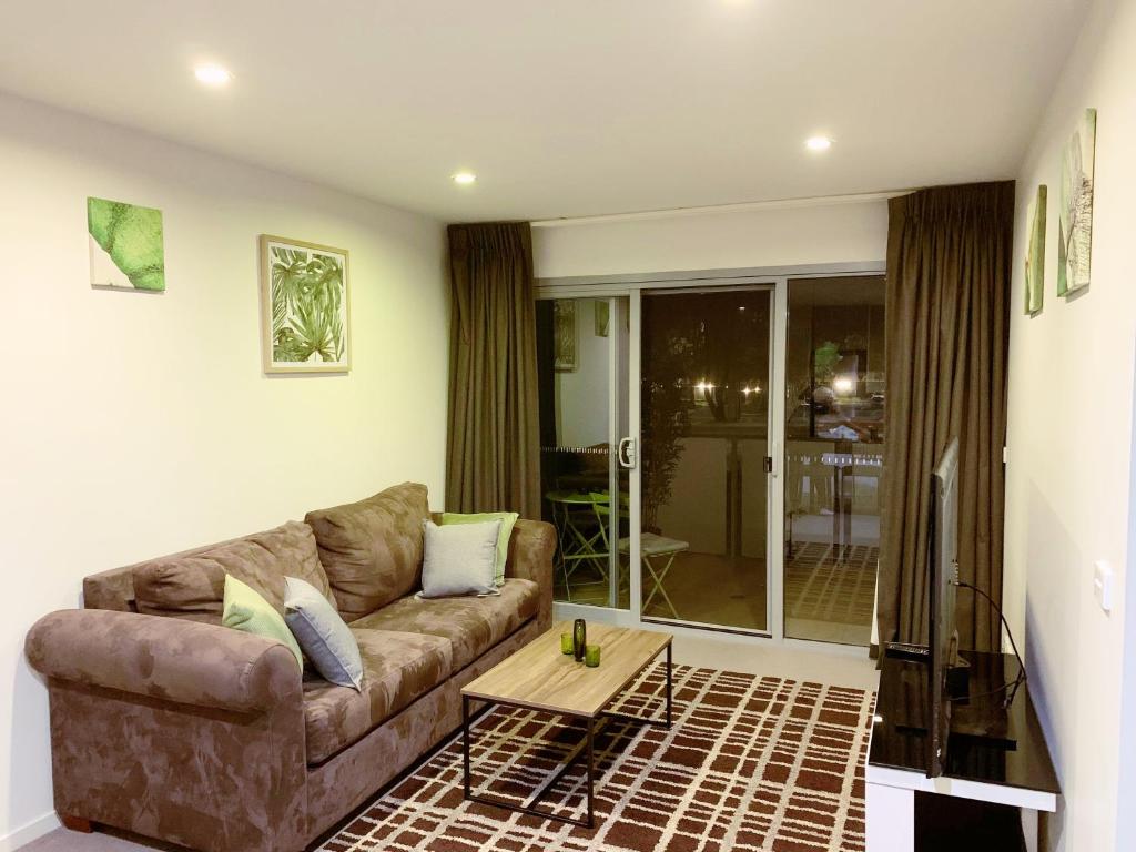 Posezení v ubytování Tranquil, Relaxing Forrest Style Apartment - Braddon CBD
