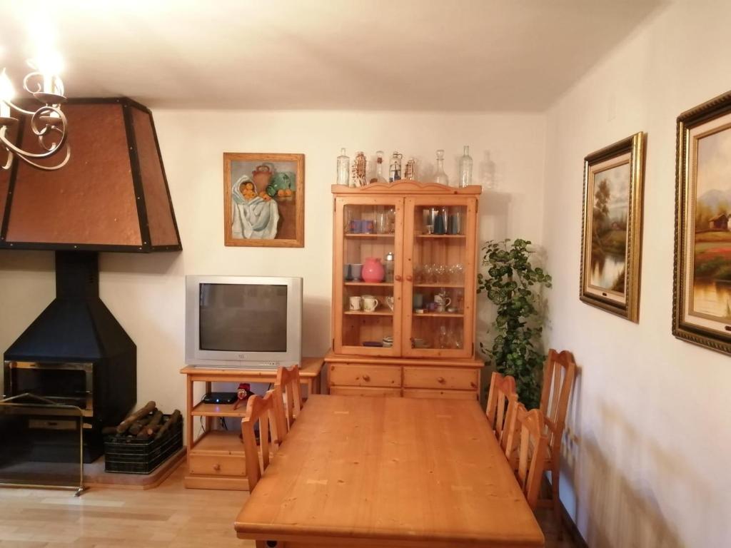 A television and/or entertainment centre at CASA CENTRO ALBARRACIN
