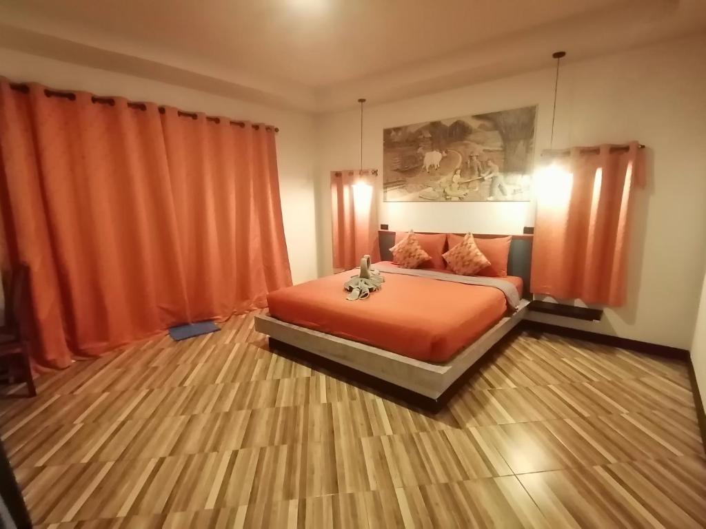 Postel nebo postele na pokoji v ubytování The Herbal Khao Lak