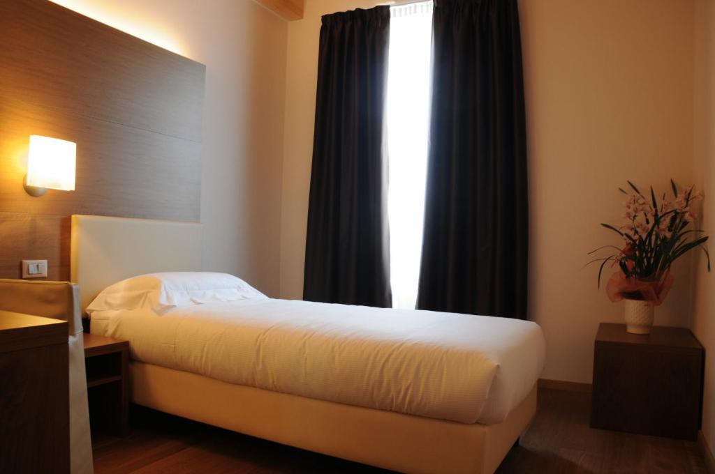 Postel nebo postele na pokoji v ubytování Hotel Operà