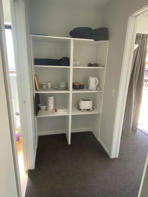 Central Retreat and self contained with free wifi - Resim 10