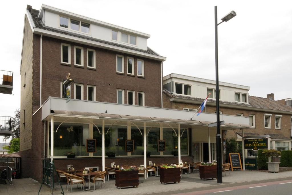 um edifício com mesas e cadeiras em frente em Huis Ter Geul em Valkenburg
