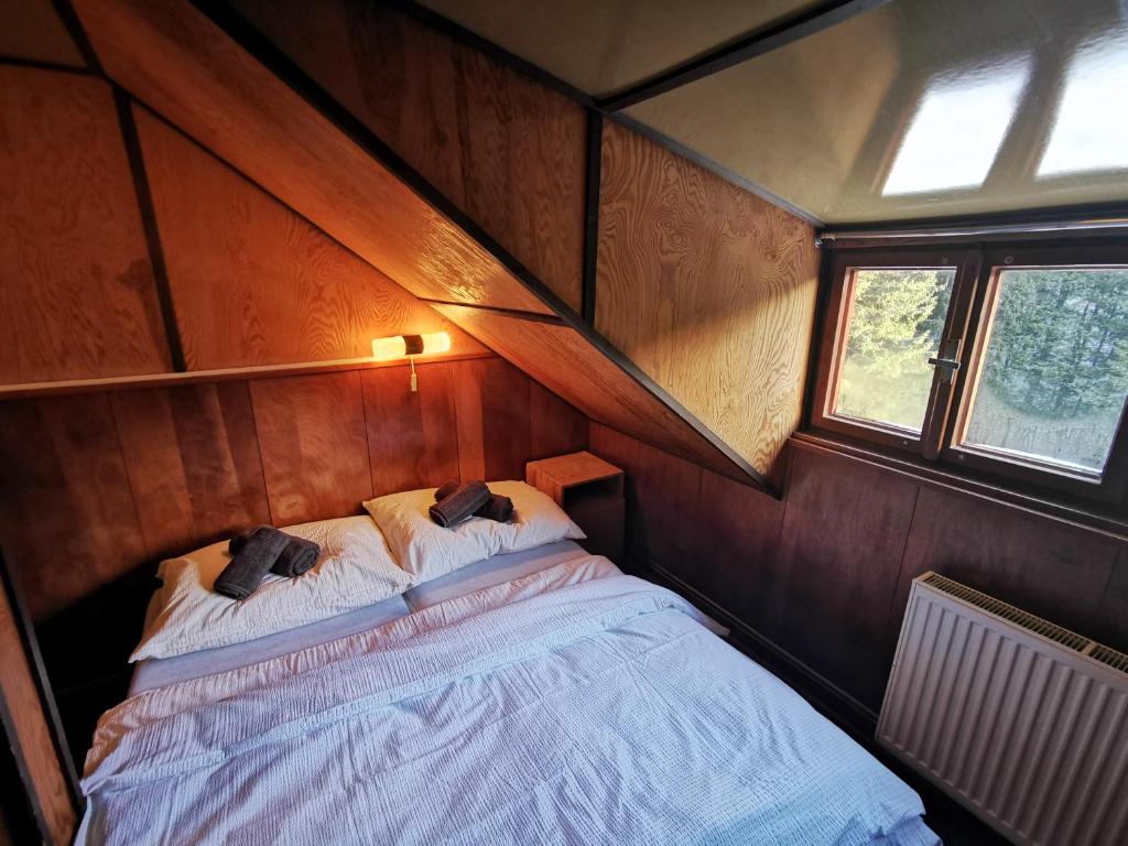 Postel nebo postele na pokoji v ubytování Chata pod Studničnou