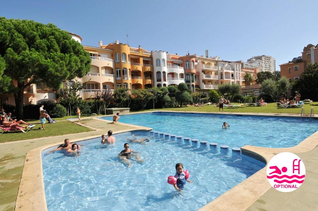 Bazén v ubytovaní Basic Comfort Apartment Gran Reserva 0103 alebo v jeho blízkosti