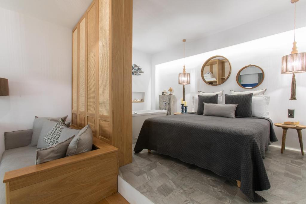 Postel nebo postele na pokoji v ubytování Athina Studios and Suites Plaka