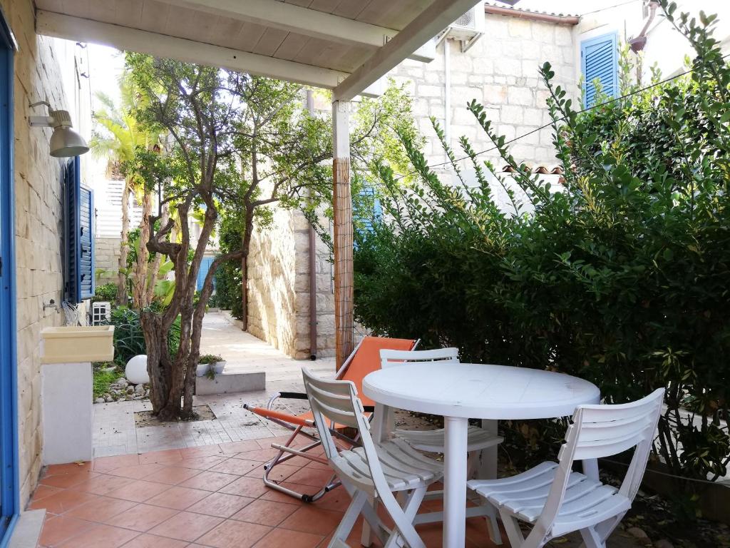un tavolo bianco e sedie su un patio di Soleluna apartment a Donnalucata