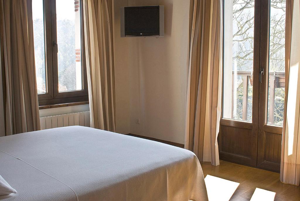 A television and/or entertainment centre at Posada Ruilobuca