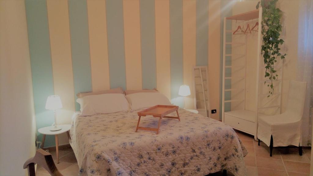 una camera da letto con un letto e un tavolo sopra di Cascina Bellezza a Poirino