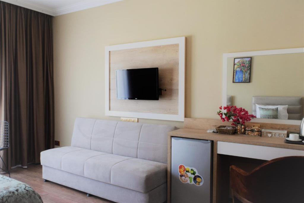 TV a/nebo společenská místnost v ubytování Golden Palms Guest House & Cafe