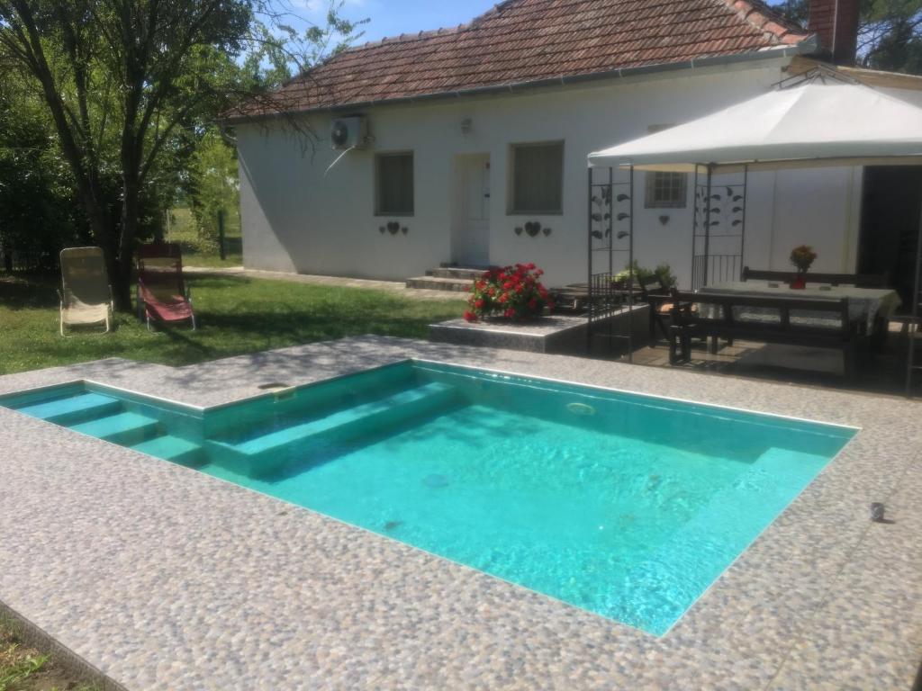Bazen u ili blizu objekta Dve kuce pored jezera