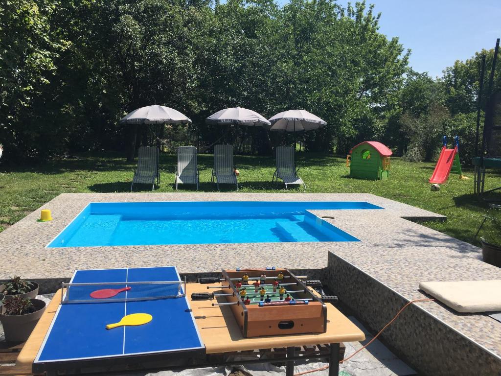 Bazen u ili blizu objekta Dve kuce pored jezera