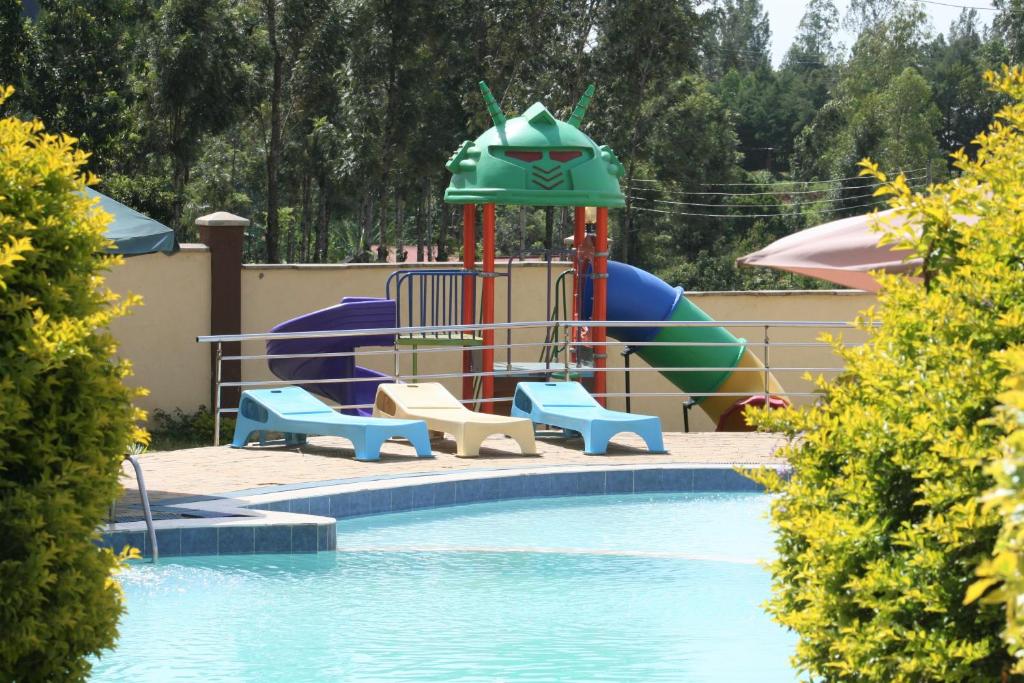 - Piscina con parque infantil y tobogán de agua en Calabash Hotel, Migori, en Migori