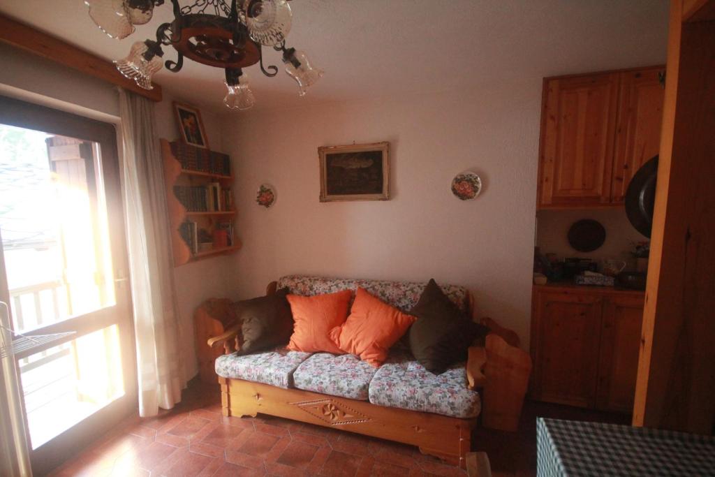 a living room with a couch with pillows on it at L'Atelier du Temps - La Petite maison de Pepa in La Salle