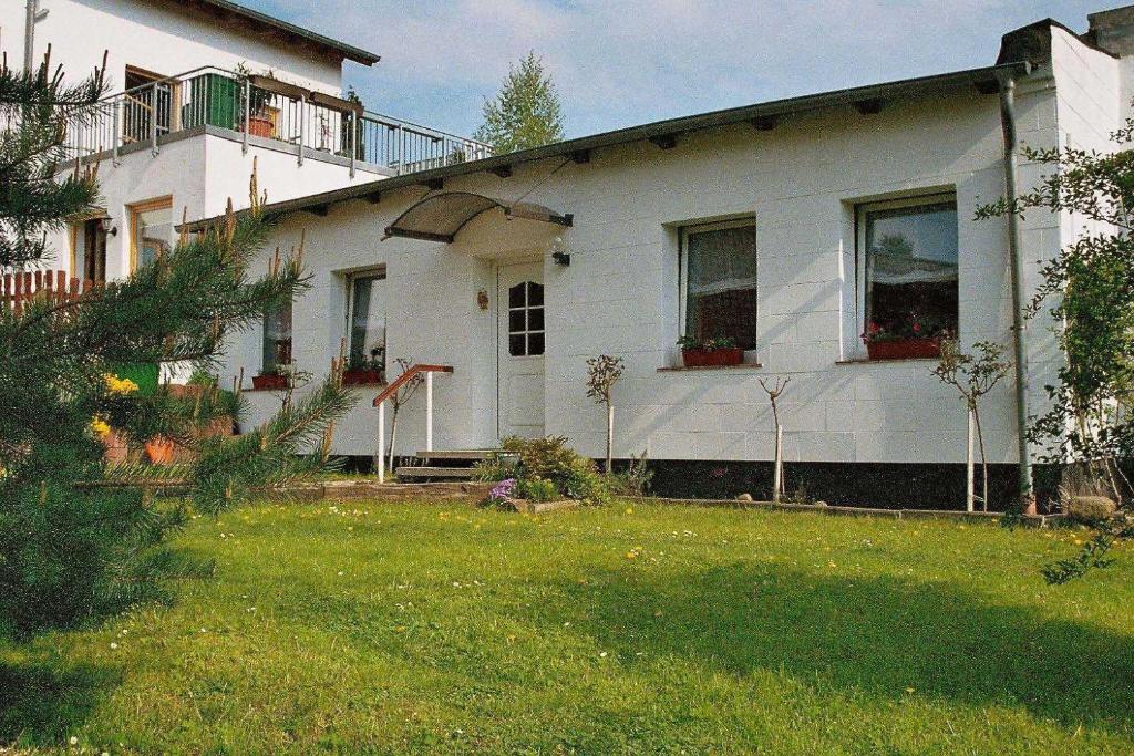 une maison blanche avec une cour devant elle dans l'établissement Ruegen_Fewo 35, à Putbus