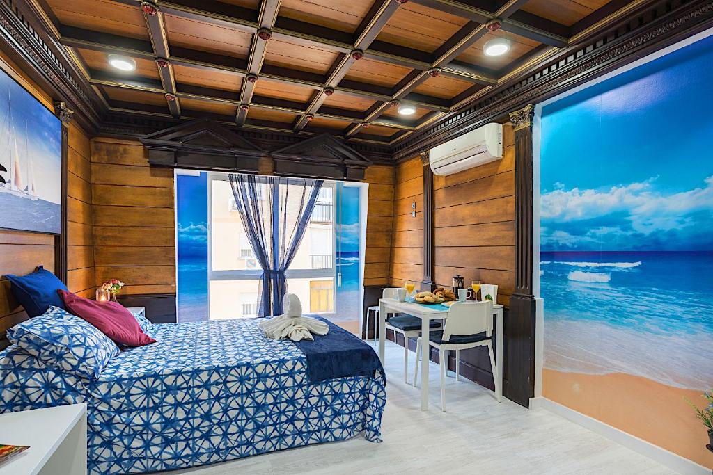 1 dormitorio con cama, mesa y ventana en CityCenter Pirates Room, Young People Only en Málaga