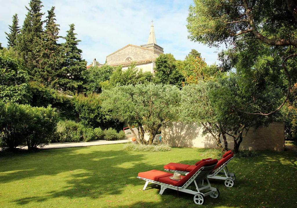 un par de sillas rojas sentadas en un patio en Paradix holiday apartment - gîte 3, 2 pers, en Nissan-lez-Enserune