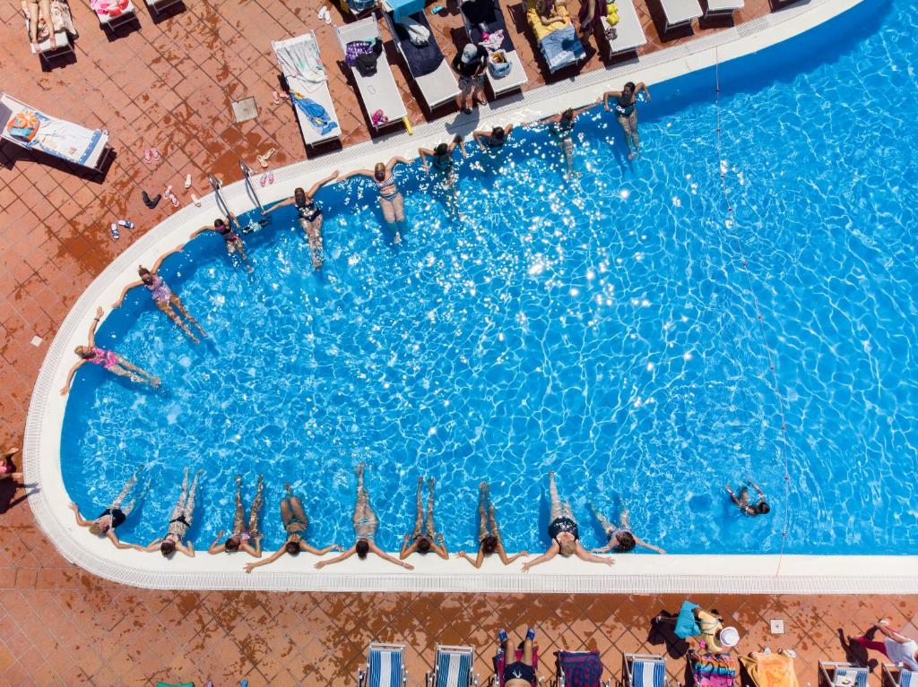 Bazén v ubytování TH Gioiosa Mare - Capo Calavà Village nebo v jeho okolí