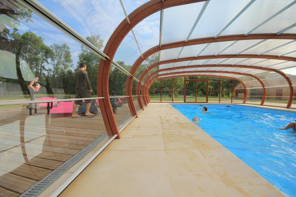 Swimmingpoolen hos eller tæt på Le Village de la Champagne - Slowmoov