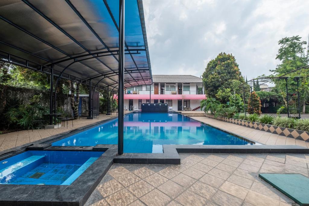 Bazén v ubytování Narima Resort Hotel nebo v jeho okolí