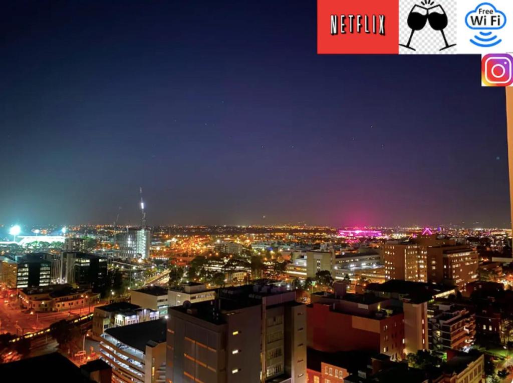 uitzicht op een stad 's nachts met verlichting bij LOCATION LOCATION CITY VIEWS NETFLIX WIFI WINE in Perth
