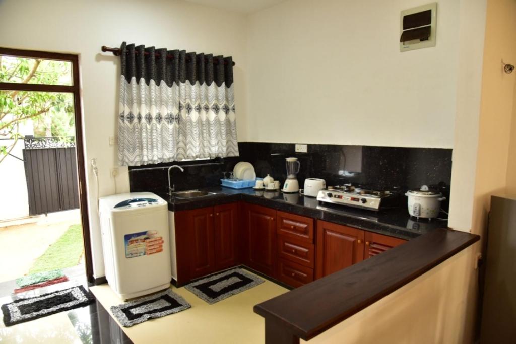Kuchyň nebo kuchyňský kout v ubytování Hikkaduwa Beach House