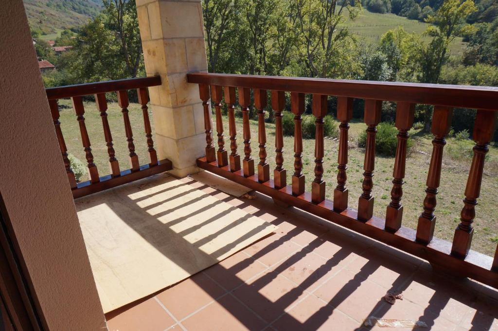 een balkon met een houten leuning en uitzicht bij El Tombo de Santa Catalina in Cicera