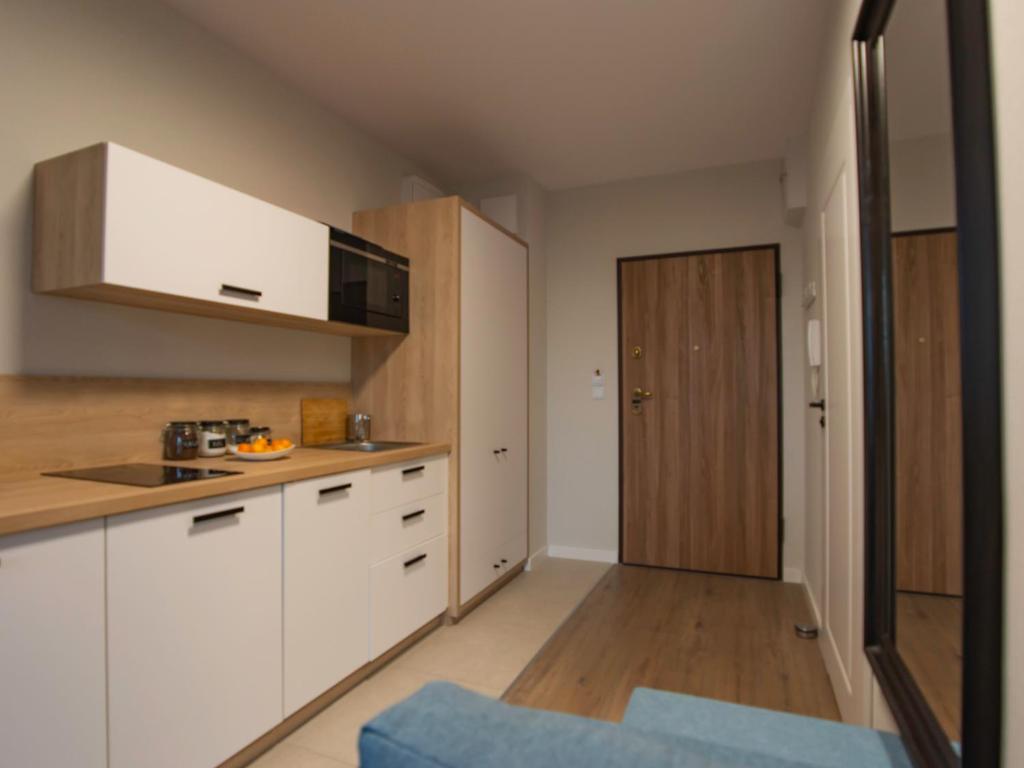 Kuchyňa alebo kuchynka v ubytovaní Apartament z HUŚTAWKĄ Bel Mare
