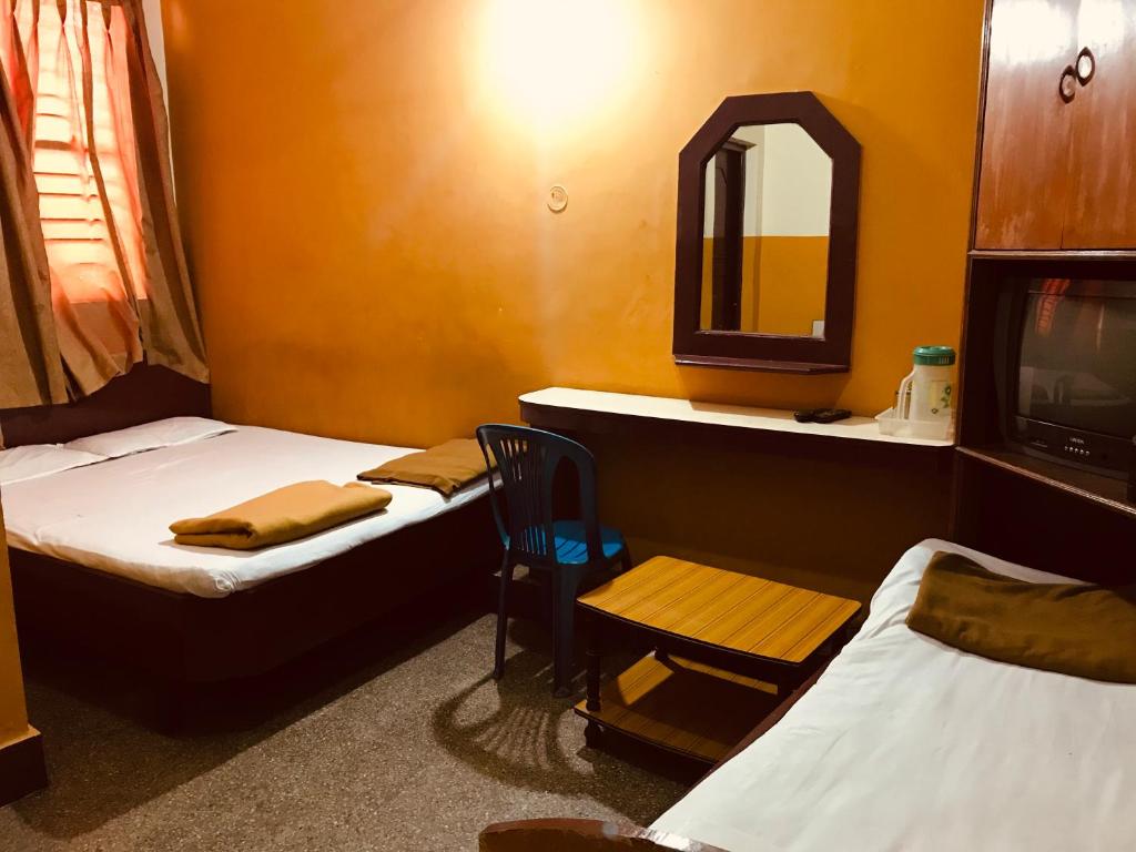 Postel nebo postele na pokoji v ubytování Greens Residency