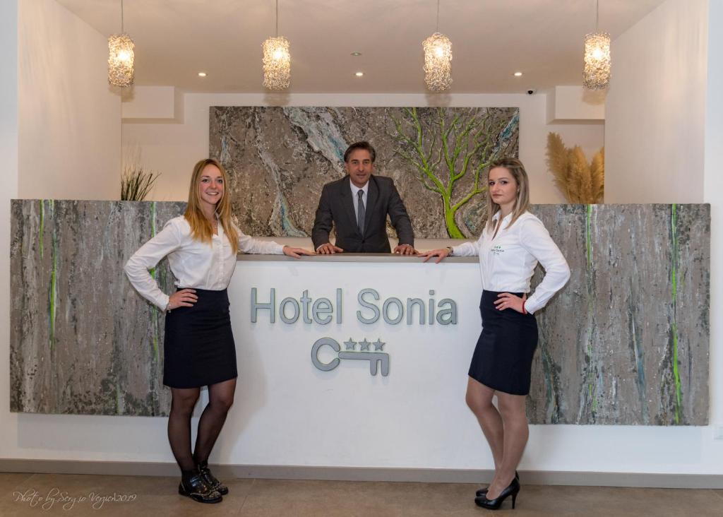Členové personálu v ubytování Hotel Sonia