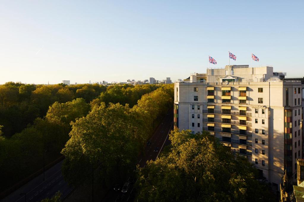 uma vista superior de uma cidade com edifícios e árvores em The Dorchester - Dorchester Collection em Londres