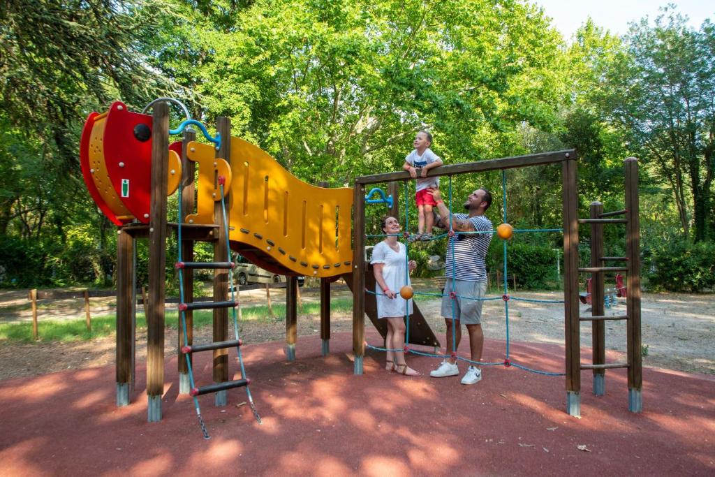 Herní místnost nebo prostor pro děti v ubytování Camping du Pont d'Avignon