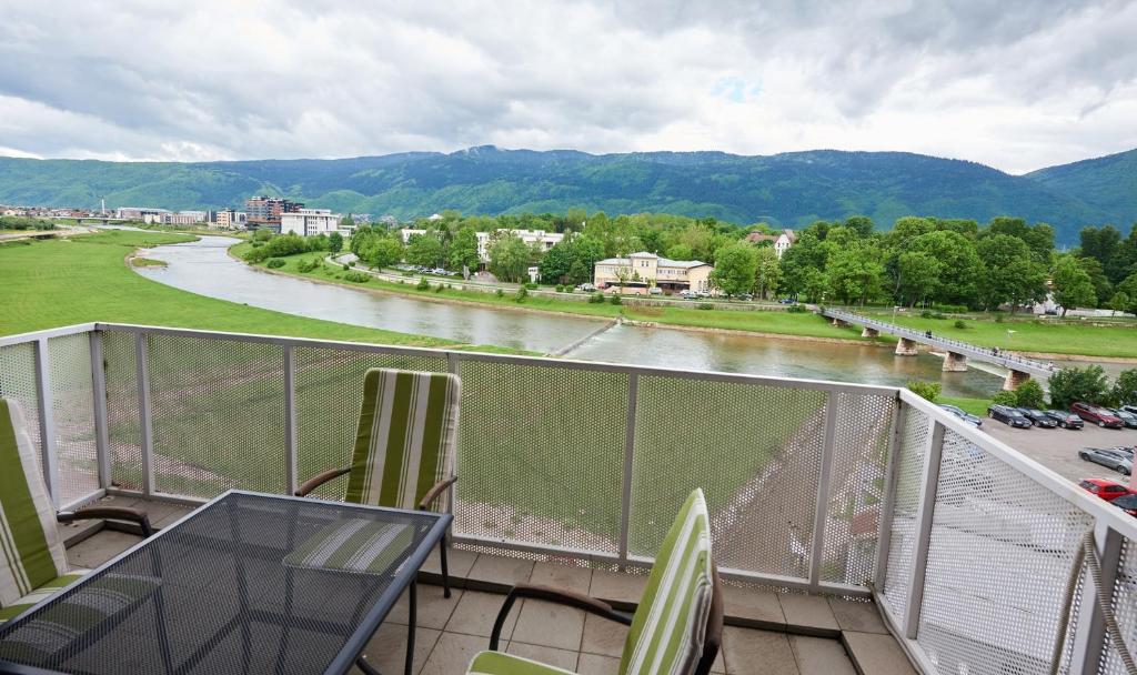un balcone con vista sul fiume di RIVER VIEW Apartments a Sarajevo