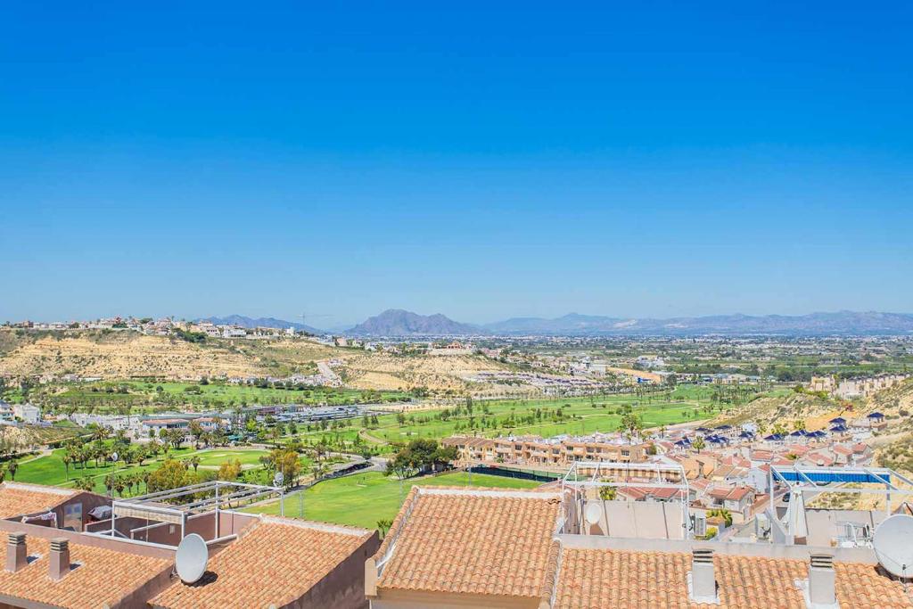 - une vue sur la ville depuis le toit d'un bâtiment dans l'établissement CH Grazalema La Marquesa, à Ciudad Quesada