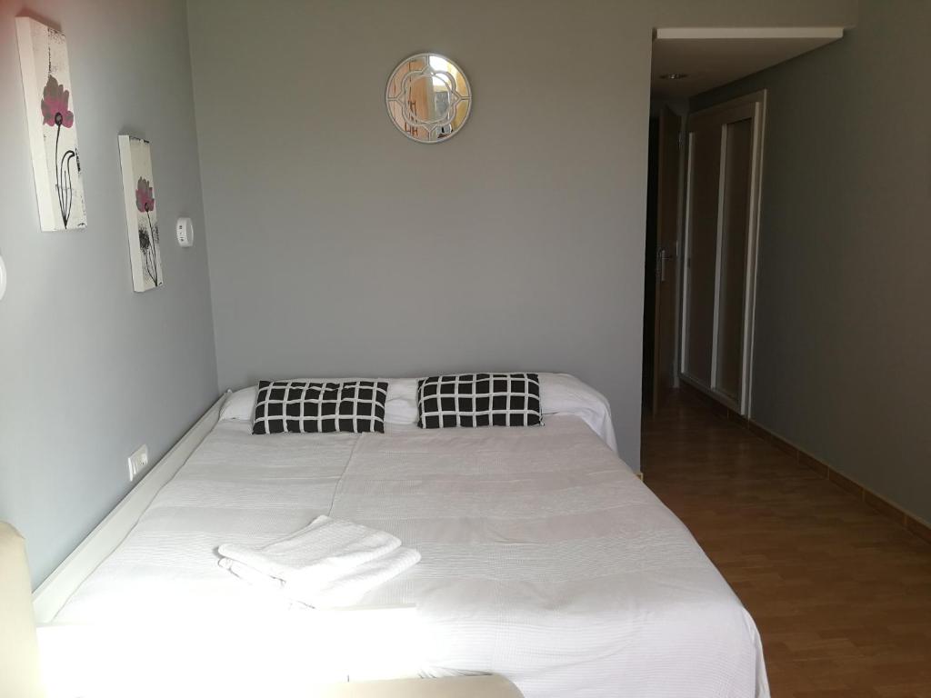 Łóżko lub łóżka w pokoju w obiekcie Benalmadena ,apartamento-Estudio primera Línea de Playa