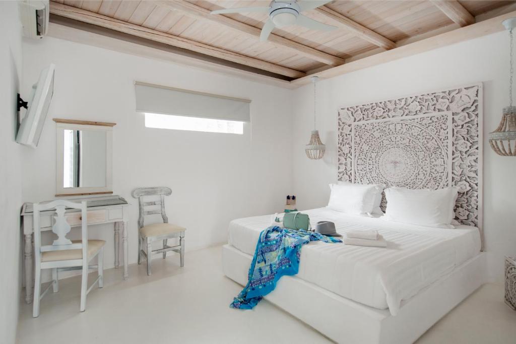Postel nebo postele na pokoji v ubytování Zefi Hotel & Suites