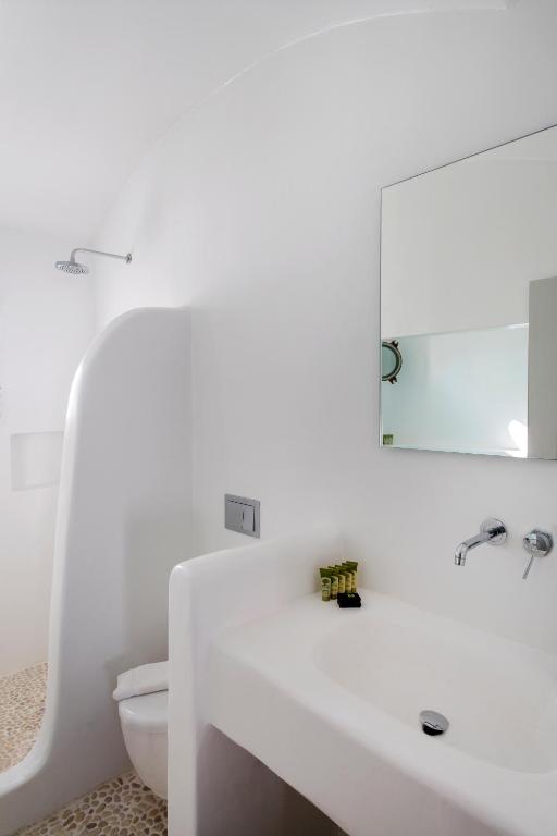 Koupelna v ubytování Zefi Hotel & Suites