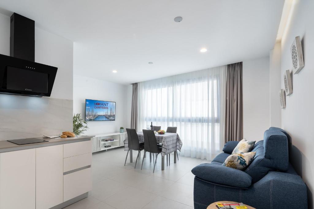 TV a/nebo společenská místnost v ubytování VV LOYANT CANTERAS "by henrypole home"