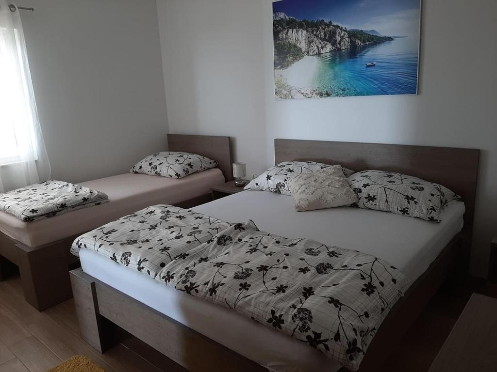 Postel nebo postele na pokoji v ubytování Apartments Villa Ravlić