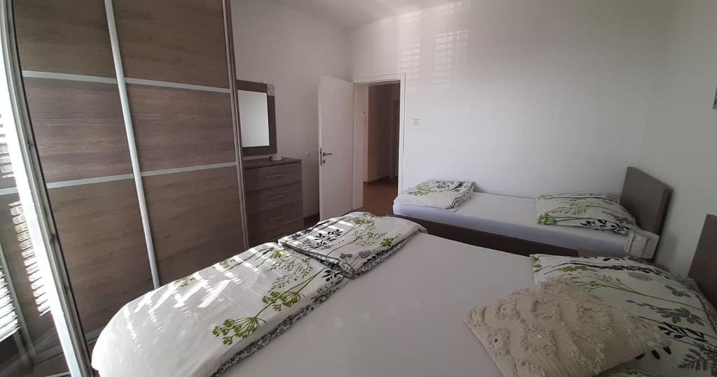 Postel nebo postele na pokoji v ubytování Apartments Villa Ravlić