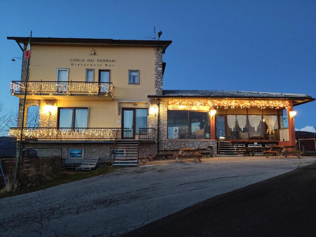 a building with lights on the side of it at Alloggio Conca Dei Parpari in Rovere Veronese