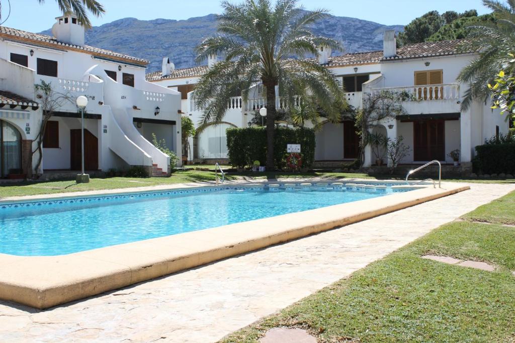 einem Pool mit Rutsche vor einem Haus in der Unterkunft 152 Tropicana Park - Deniasol in Denia