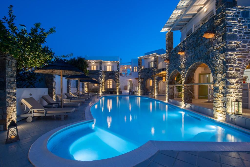 basen w hotelu w nocy w obiekcie Zefi Hotel & Suites w mieście Nausa