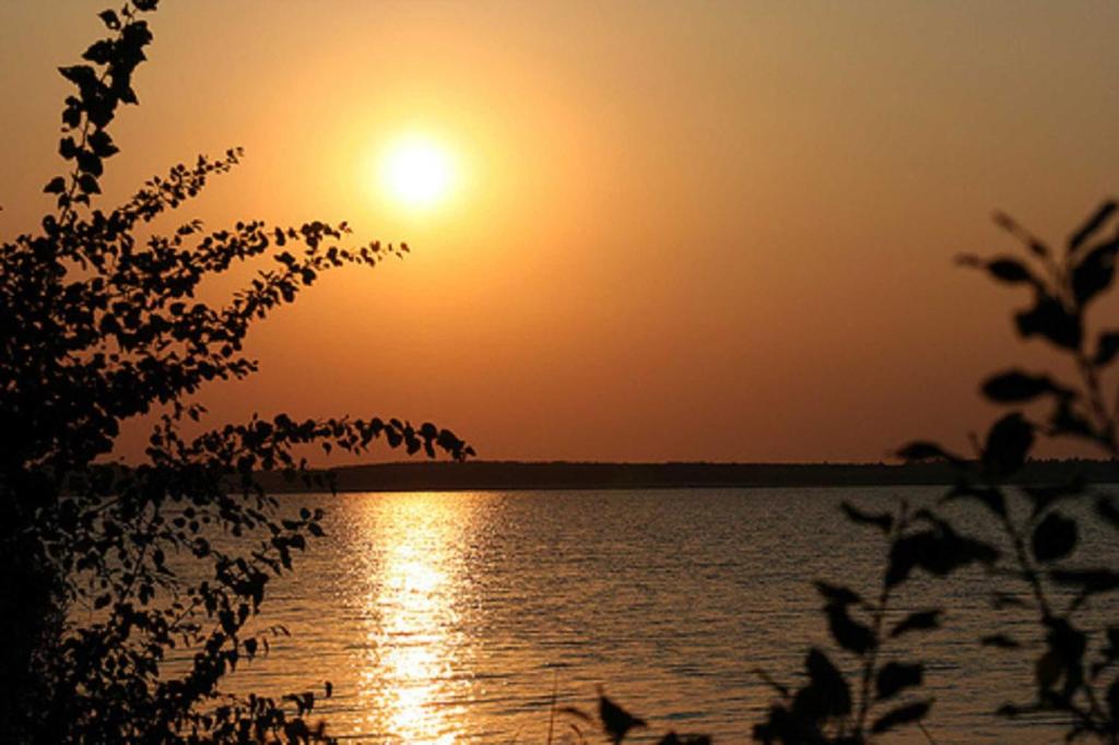 GroßkoschenにあるFerienwohnungen Am Alten Backhausの水上夕日