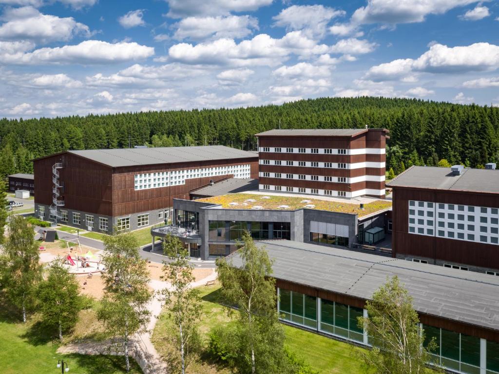 eine Luftansicht eines Campus mit Gebäuden in der Unterkunft Sportpark Rabenberg in Breitenbrunn