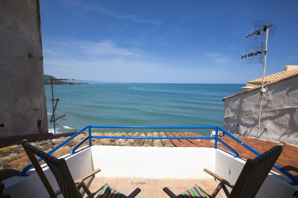 een balkon met uitzicht op de oceaan bij Terrazza del Mare (by Vacation Service) in Cefalù